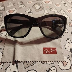 Ray-Ban Black Wayfarer Sunglasses Classic Design